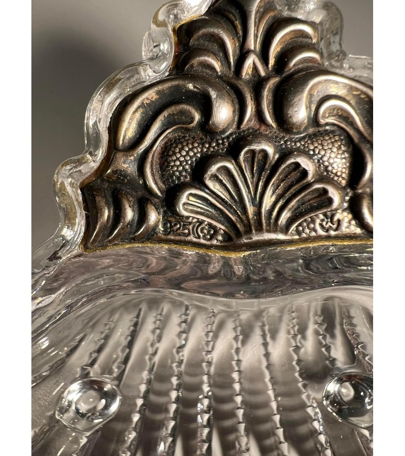 Vazelė, padėklas, indas stiklinis kriauklės formos, puoštas sidabru 925 prabos. Kaina 48