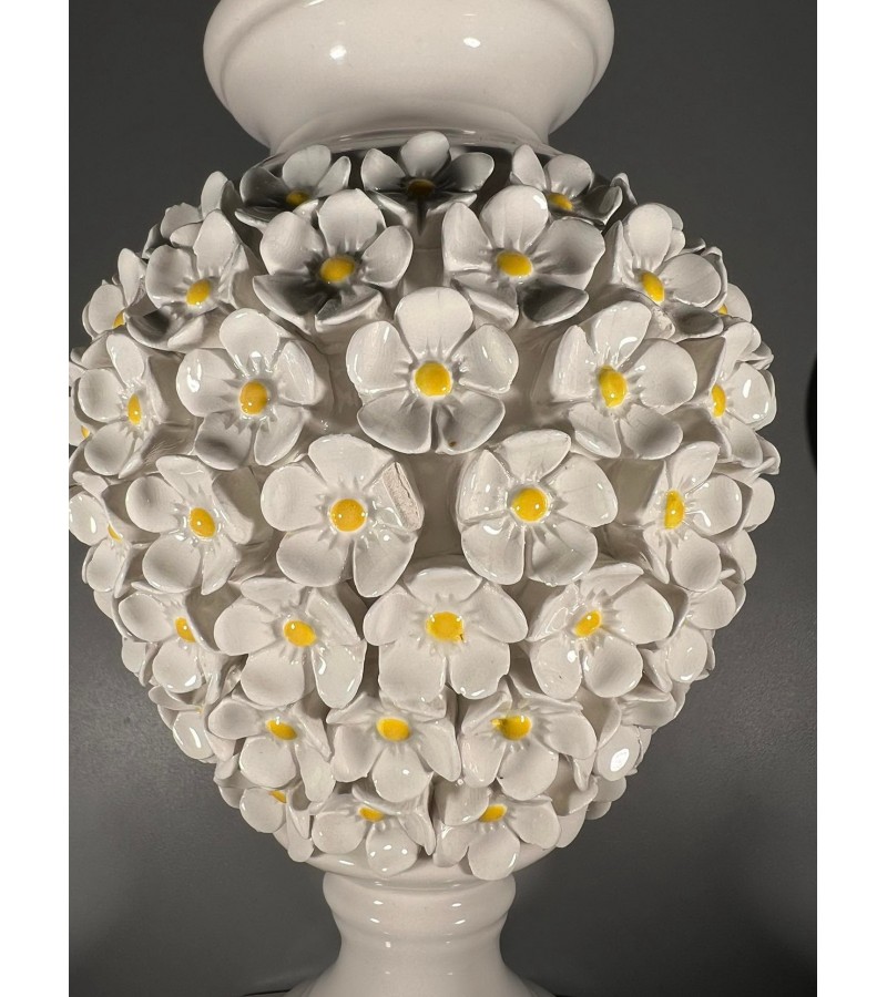 Vaza, urna porcelianinė, puošta reljefinėmis gėlėmis. Made in Italy. Kaina 38