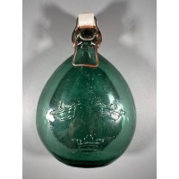 Gertuvė antikvarinė, kariška, žalio stiklo su 3 karūnom iškiliu reljefu. Originalas. 1906 m. Kaina 38