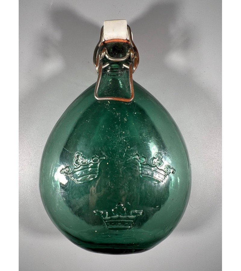 Gertuvė antikvarinė, kariška, žalio stiklo su 3 karūnom iškiliu reljefu. Originalas. 1906 m. Kaina 38