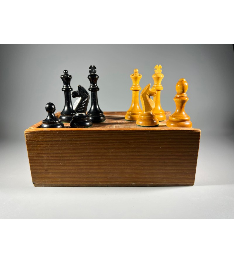 Šachmatai mediniai, medinėje dėžutėje, vintažiniai. Kaina 48