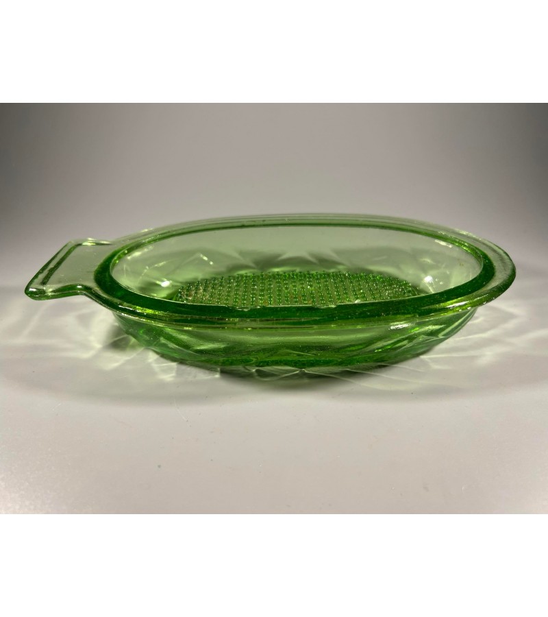 Tarka stil;inė, žalio stiklo, antikvarinė. Tinkama naudojimui. Kaina 43