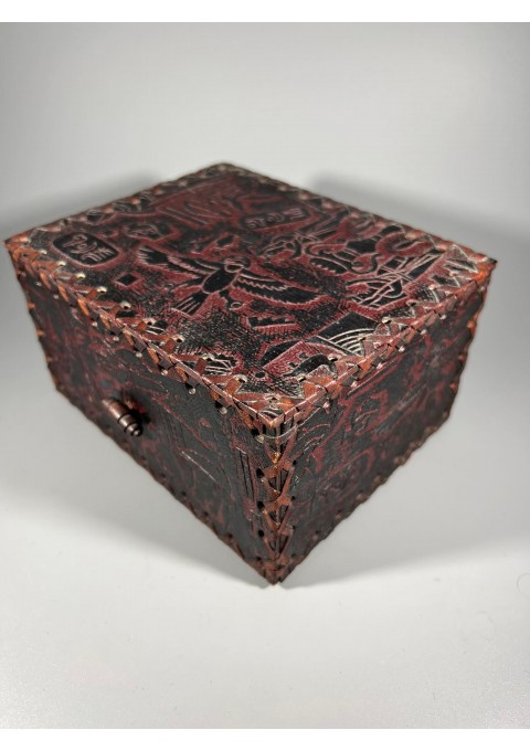 Dėžutė odinė, tvirta, Egipto motyvais, vidus raudono aksomo. Kaina 43