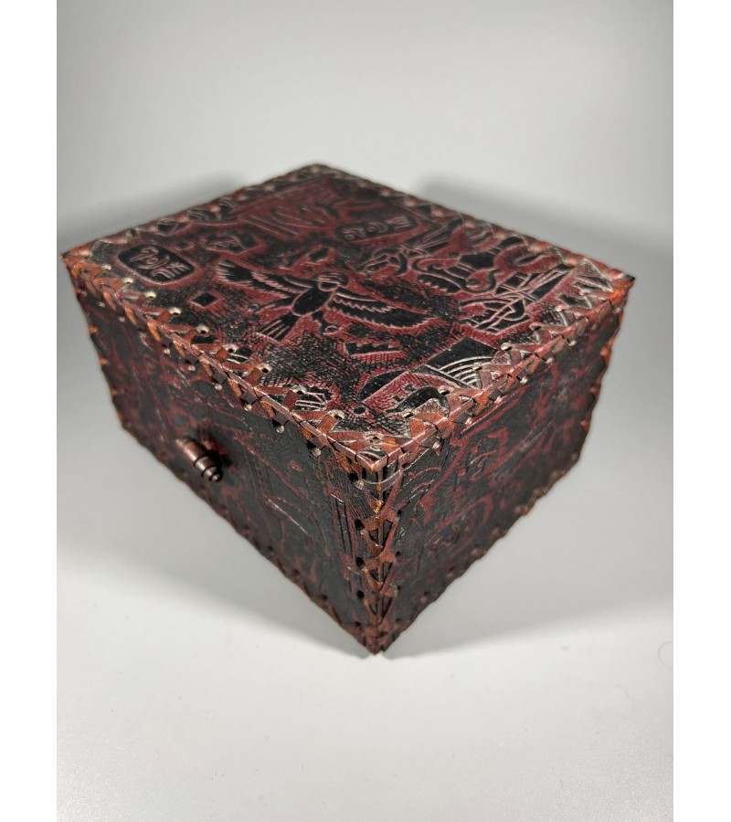 Dėžutė odinė, tvirta, Egipto motyvais, vidus raudono aksomo. Kaina 43