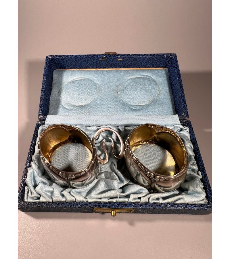 Servetėlių žiedai originalioje dėžutėje, sidabruoti, antikvariniai Alpacca. Kaina 26