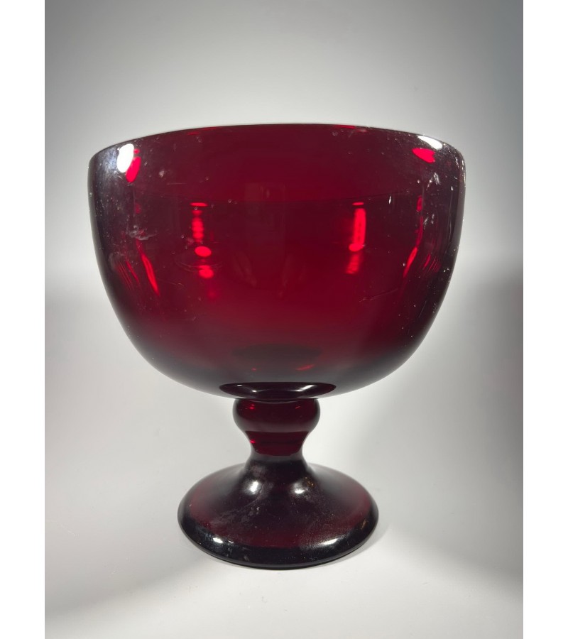 Vaza, taurė antikvarinė, raudono stiklo. Kaina 18