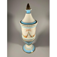 Vaza su dangčiu porcelianinė, itališka. Kaina 18