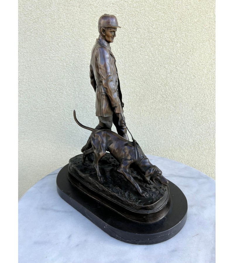 Statula, stattulėlė bronzinė medžiotojas, Valetas su skaliku 'Le Valet de Limier', Autorius Pierre-Jules Mene (1810-1879), Vėlesnė kopija. Svoris 15.5 kg. Kaina 768