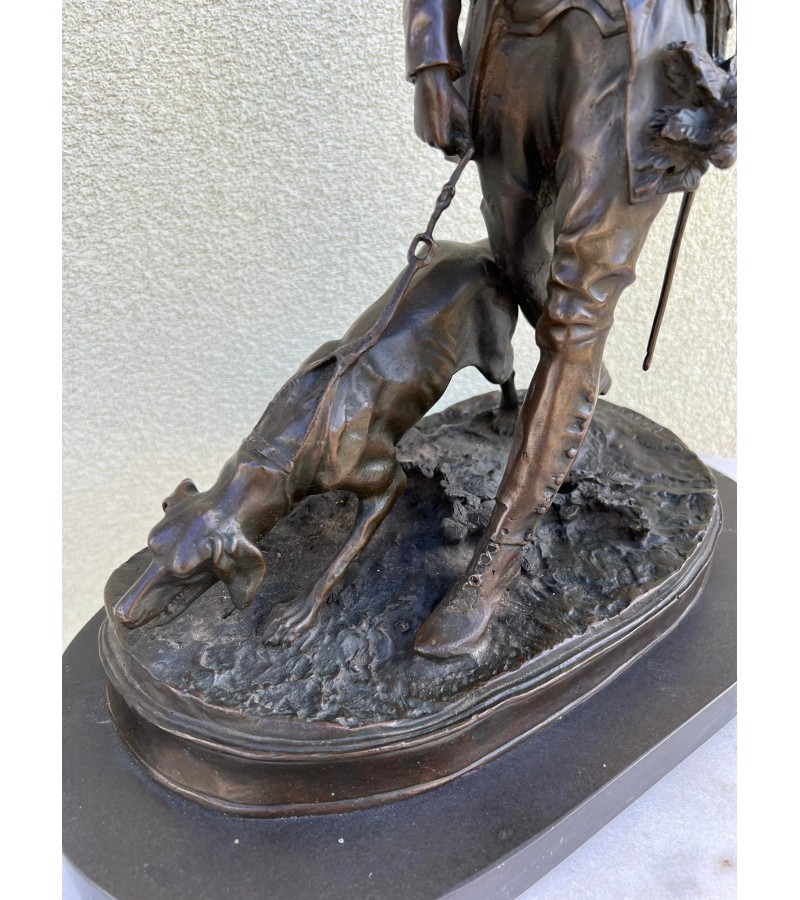 Statula, stattulėlė bronzinė medžiotojas, Valetas su skaliku 'Le Valet de Limier', Autorius Pierre-Jules Mene (1810-1879), Vėlesnė kopija. Svoris 15.5 kg. Kaina 768