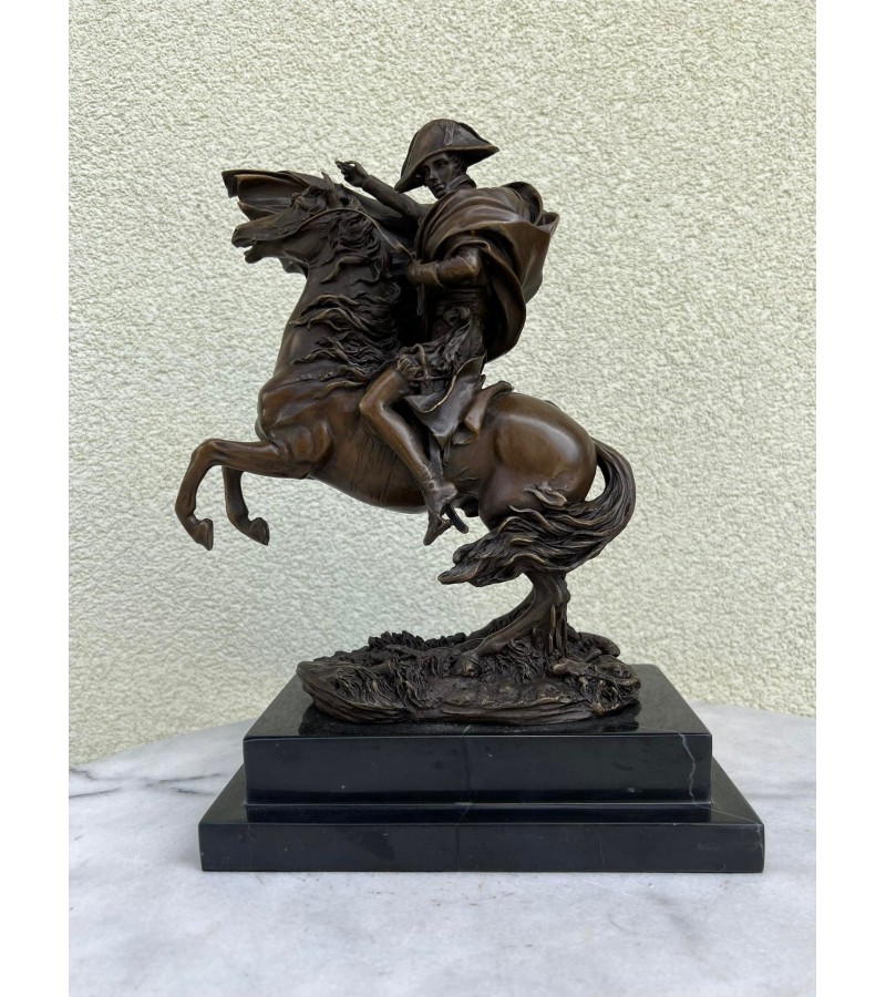 Statula bronzinė Napoleonas ant žirgo. Autorius Pierre-Claude Gautherot, žinomas kaip Claude kopija pagaminta Prancūzijoje. Svoris 6,6 kg. Kaina 338