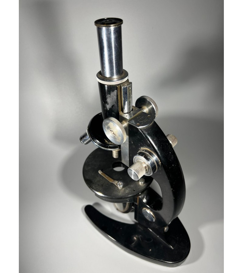 Mikroskopas antikvarinis, veikiantis. Svoris 4 kg. 1939 m. Kaina 243