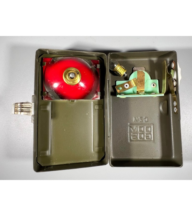 Žibintuvėlis kariškas signalinis, žalio ir raudono stiklo filtrais Šaltojo karo laikų. Nenaudotas. Kaina 23
