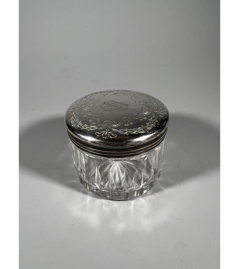 Dėžutė stiklinė sidabriniu, prabuotu dangteliu su inicialais, antikvarinė. Kaina 22