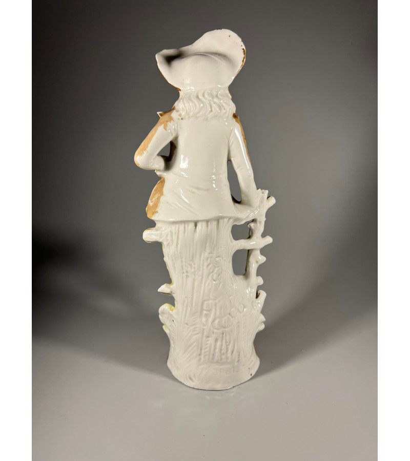 Statulėlė porcelianinė, antikvarinė. Aukštis 23 cm. Kaina 18