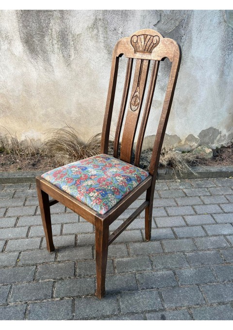 Kėdė antikvarinė, ažuolinė, puošta raižiniais. Kaina 63