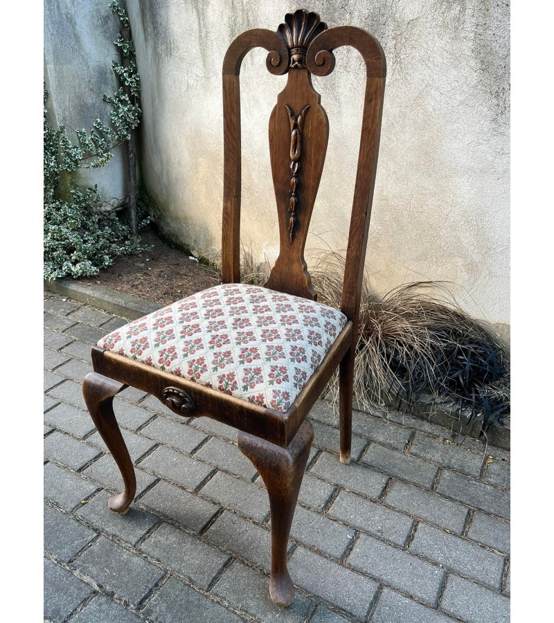 Kėdė antikvarinė, ažuolinė, puošta raižiniais. Kaina 63