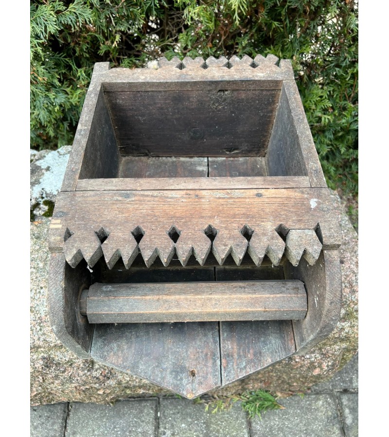 Rankšluostinė, lentyna, atvira spintelė, lietuviškas, liaudiškas baldas iš Armeniškių kaimo prie Seredžiaus. Kaina 32