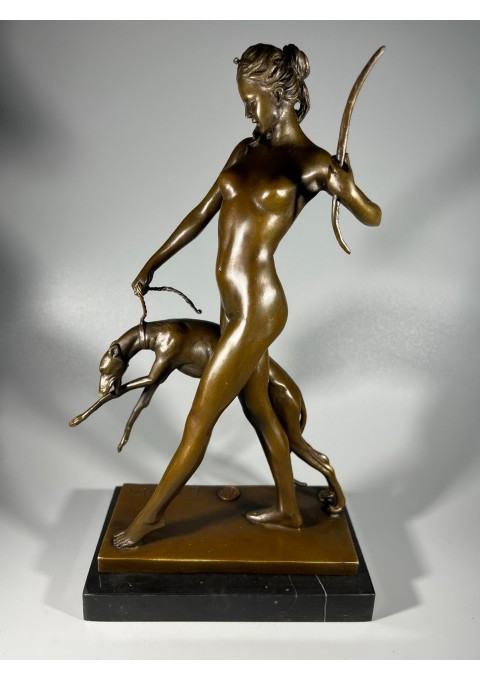 Statula bronzinė Deivė Diana su šuniu. Autorius Edward McCartan (1879-1947). Art Deco 1925 m. skulptūros reprodukcija, pagaminta Prancūzijoje. Svoris 2,7 kg. Aukštis 32 cm. Kaina 257