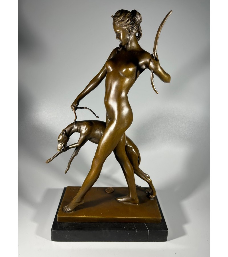 Statula bronzinė Deivė Diana su šuniu. Autorius Edward McCartan (1879-1947). 1928 m. modelis, reprodukcija, pagaminta Prancūzijoje. Svoris 2,7 kg. Aukštis 32 cm. Kaina 257