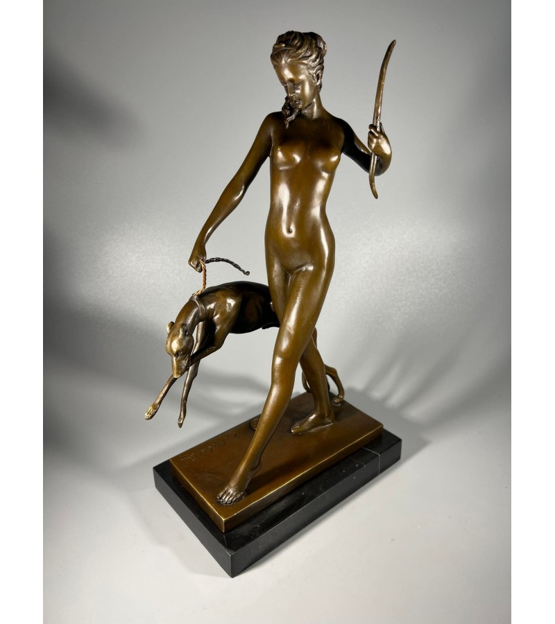 Statula bronzinė Deivė Diana su šuniu. Autorius Edward McCartan (1879-1947). Art Deco 1925 m. skulptūros reprodukcija, pagaminta Prancūzijoje. Svoris 2,7 kg. Aukštis 32 cm. Kaina 257