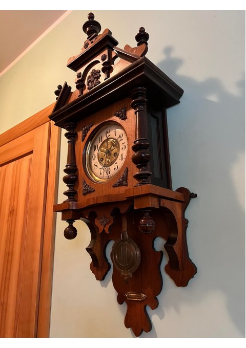 Laikrodis antikvarinis Jugendstil stiliaus, pakabinamas, sieninis. Veikiantis, netikrintas laikrodininko. Kaina 187