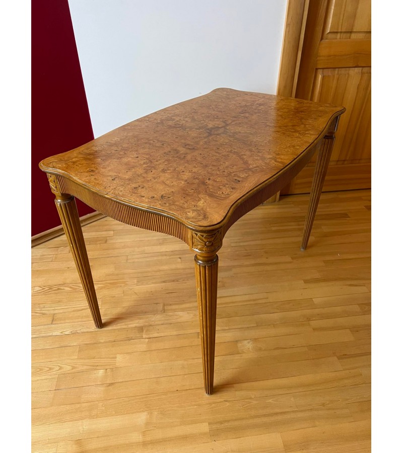Stalas, kavos staliukas medžio masyvo, dengtas riešuto šaknies lukštų, lengvas ir tvirtas. Kaina 158