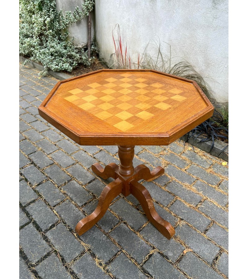 Šachmatų staliukas, ąžuolinis, vintažinis, tvirtas, aštuoniakampis, stovelis. Kaina 68