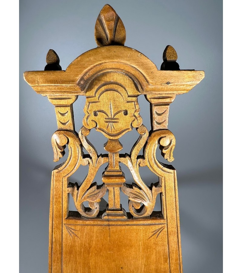 Stovelis medinis, drožinėtas, antikvarinis Jugendstil stiliaus. Kaina 53