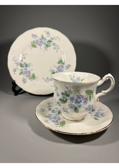 Puodeliai su dviem lėkštutėmis porcelianiniai By Appointment To Her Majesty The Queen China Potters PARAGON Fine Bone China. Made in England Reg'd L/L. Forget me not. Neužmirštuolė. 1953 m. 5 vnt. LIKO 3 vnt. Kaina po 18