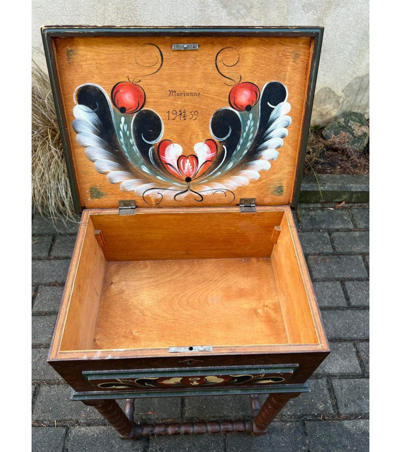 Skrynelė, siuvinėjimo dėžutė medinė, tapyta, antikvarinė. 1939 m. Kaina 87