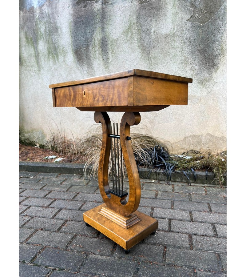 Staliukas antikvarinis, siuvinėjimo, stalas su stalčiumi, su inicialais L. E., arfos formos koja. Kaina 168