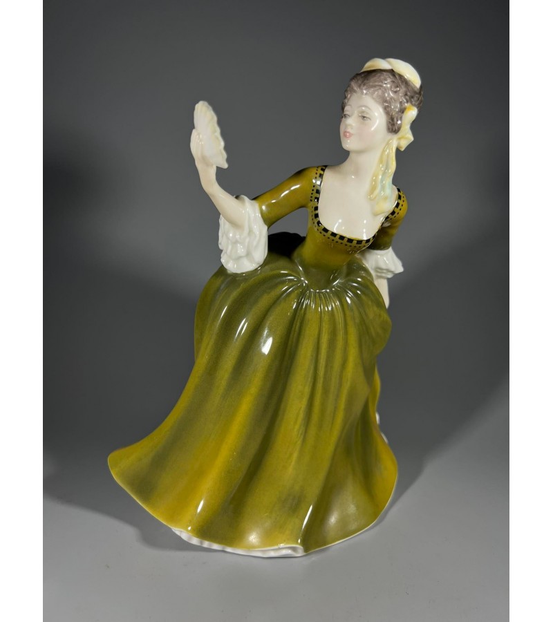 Statulėlė porcelianinė, kaulinio porceliano Dama su vėduokle. Royal Doulton. England. Kaina 73
