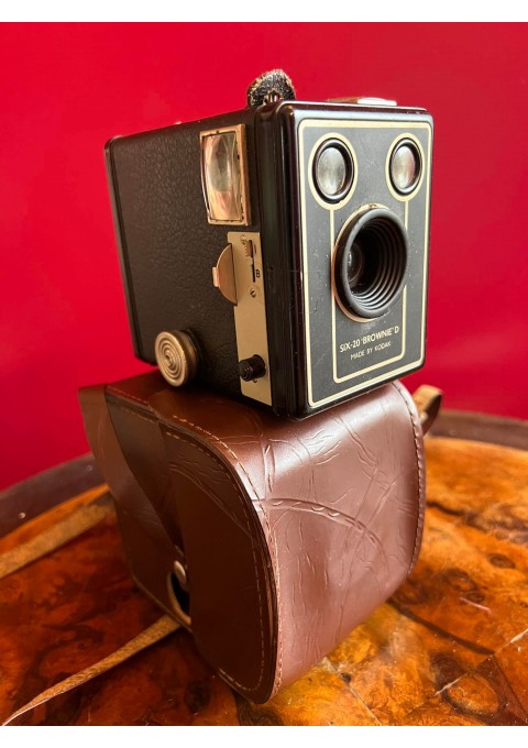 Fotoaparatas antikvarinis Six-20 Brownie Model D, Made by Kodak originaliame dėkle. 1946-1957 m. Kaina 53