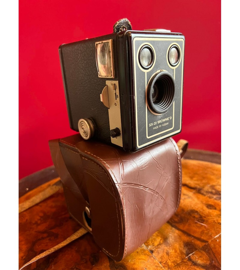 Fotoaparatas antikvarinis Six-20 Brownie Model D, Made by Kodak originaliame dėkle. 1946-1957 m. Kaina 53