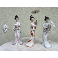Statulėlės porcelianinės Japonės su skėčiais. 3 vnt. Kaina po 73