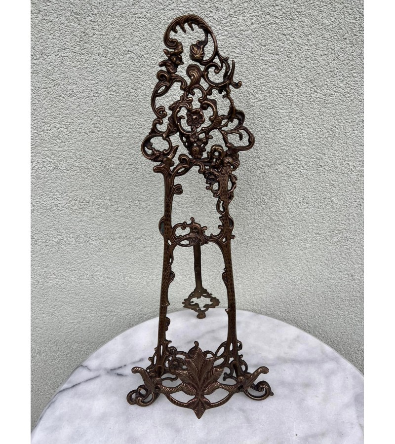 Stovelis bronzinis, patinuota bronza, dailus ir tvirtas, antikvarinio stiliaus. Kaina 163 