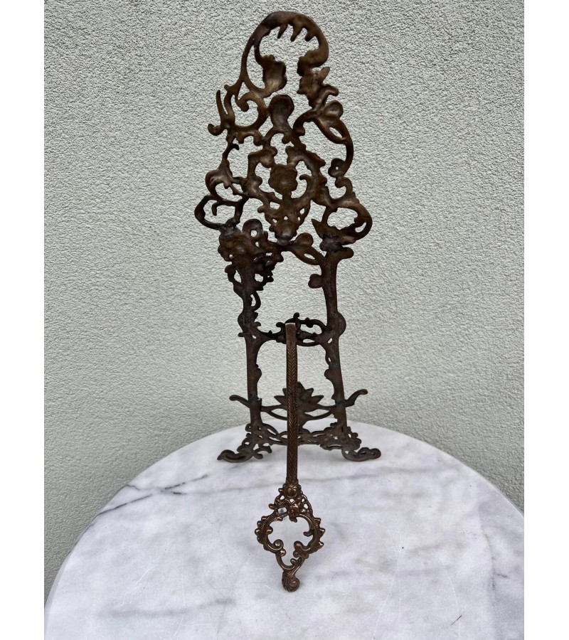 Stovelis bronzinis, patinuota bronza, dailus ir tvirtas, antikvarinio stiliaus. Kaina 163 