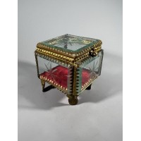 Dėžutė, skrynelė antikvarinė šlifuoto, raižyto stiklo, Secesijos stiliaus. Kaina 133