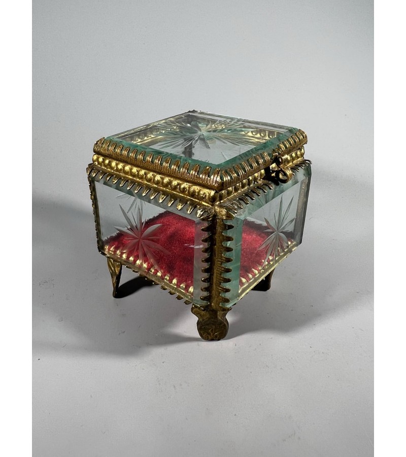 Dėžutė, skrynelė antikvarinė šlifuoto, raižyto stiklo, Secesijos stiliaus. Kaina 133