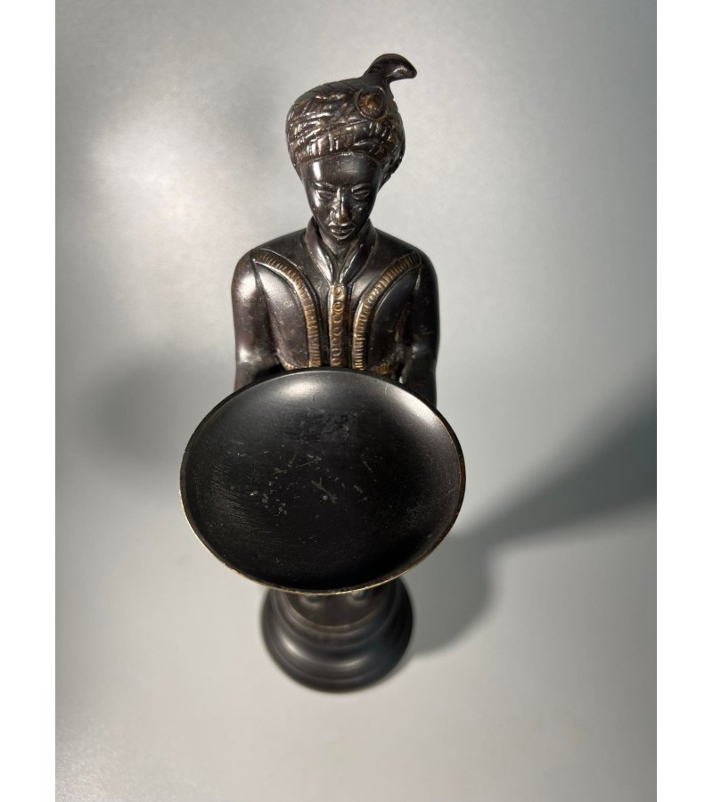 Statulėlė bronzinė, antikvarinė Tarnas su turbanu. Svoris 1,2 kg.  Kaina 128