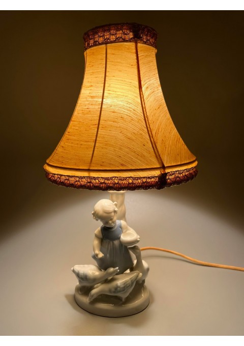 Stalinė, naktinė lemputė, šviestuvas su porcelianine statulėle, vintažinė. Veikianti. Kaina 58