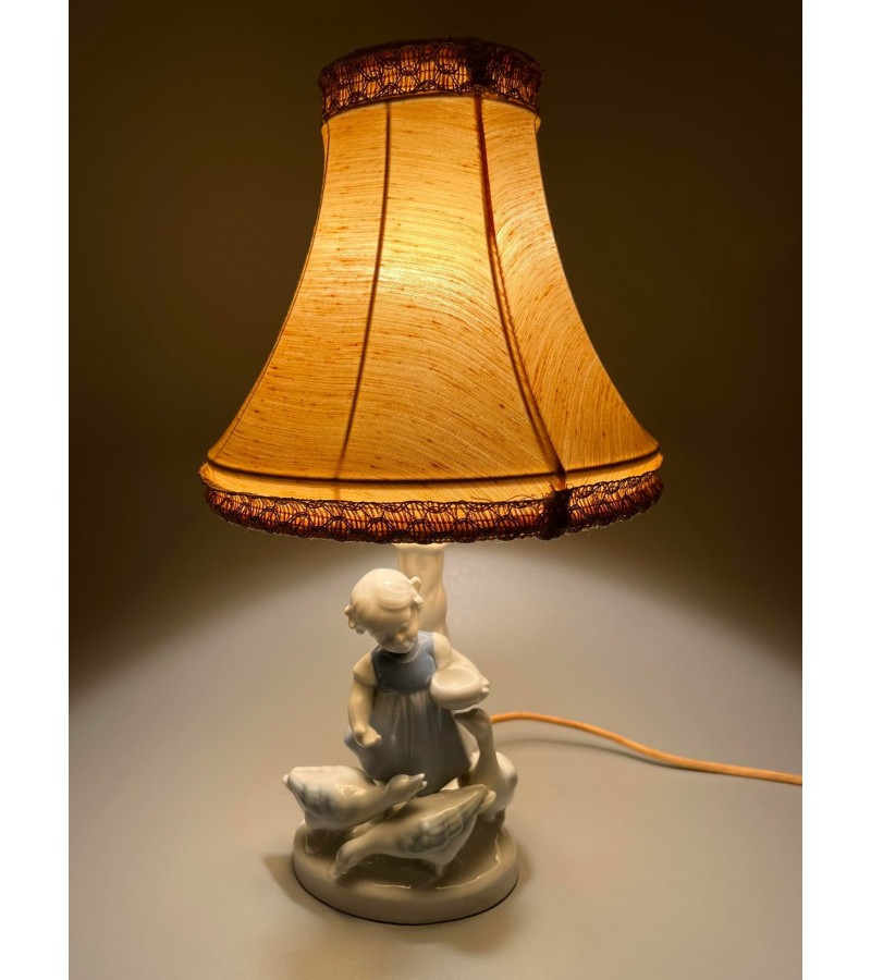 Stalinė, naktinė lemputė, šviestuvas su porcelianine statulėle, vintažinė. Veikianti. Kaina 58