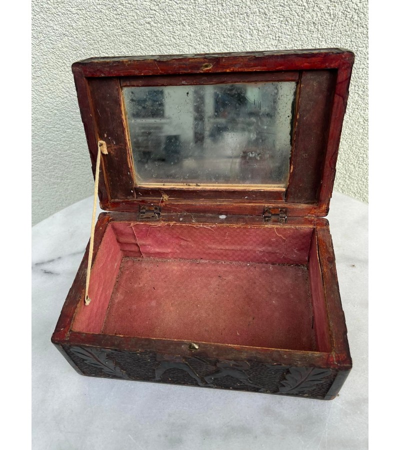 Dėžutė medinė antikvarinė, drožinėti boksininkai, su veidrodėliu. Kaina 38