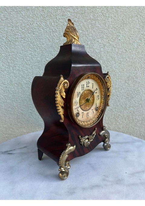 Laikrodis židinio antikvarinis. Svoris 4,4 kg. Pagamintas JAV. Veikiantis, patikrintas laikrodininko. Kaina 228