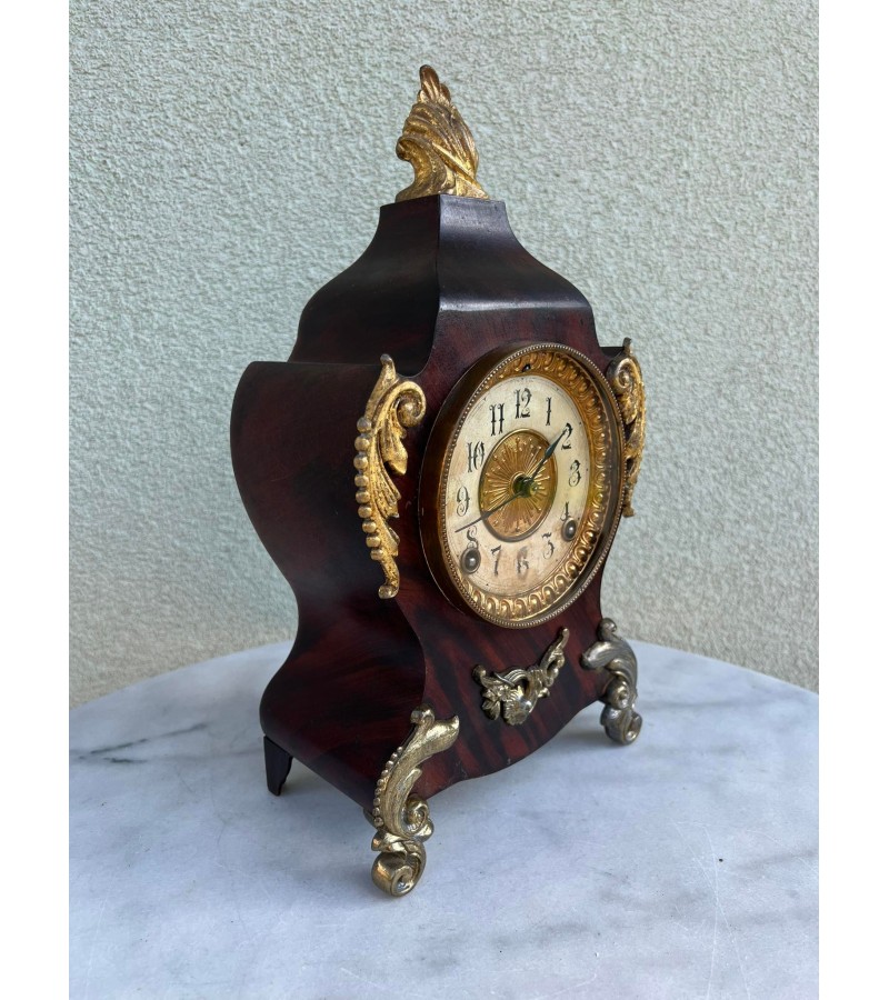 Laikrodis židinio antikvarinis. Svoris 4,4 kg. Pagamintas JAV. Veikiantis, patikrintas laikrodininko. Kaina 228