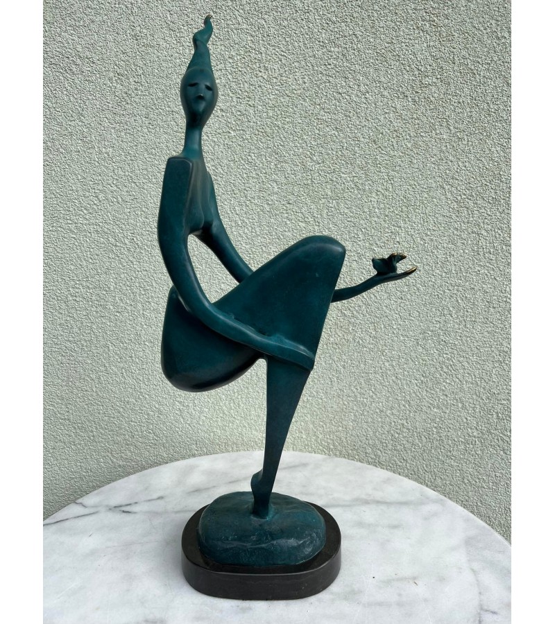 Statula bronzinė Modern abstract art stiliaus, erotinė, Moteris su paukščiu. Autorius Max Milo. Marmurinis pagrindas. Svoris 5,1 kg. Kaina 458