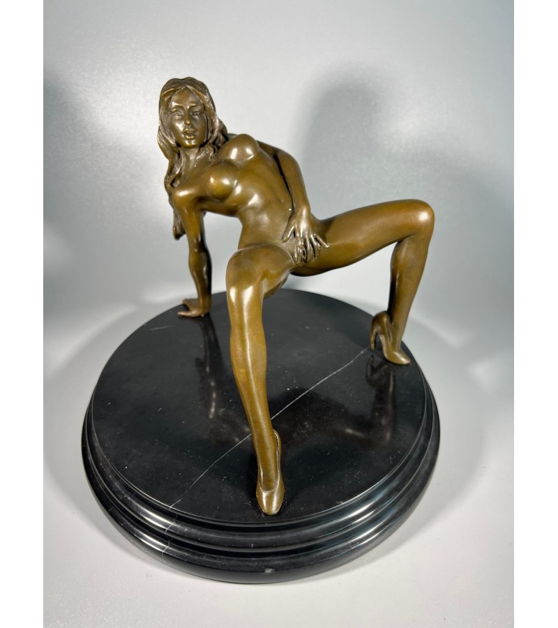 Skulptūra, statulėlė erotinė, bronzinė Mergina. Autorius Jean Patoue. Prancūzija. Pagrindas marmurinis. Svoris 3,7 kg. Kaina 267
