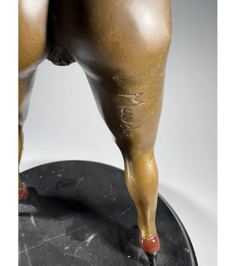 Statula, statulėlė erotinė, bronzinė marmuriniu pagrindu Mergina. Autorius J. Mavchi, XX a. Replika. Svoris 2,7 kg. Kaina 287