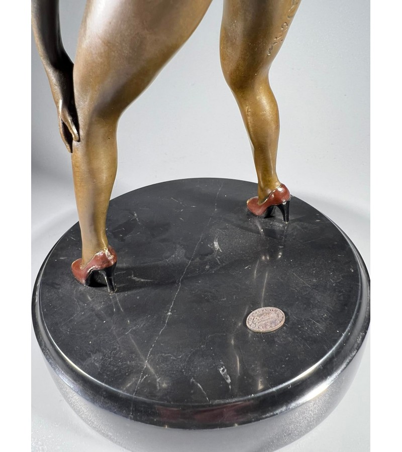 Statula, statulėlė erotinė, bronzinė marmuriniu pagrindu Mergina. Autorius J. Mavchi, XX a. Replika. Svoris 2,7 kg. Kaina 287