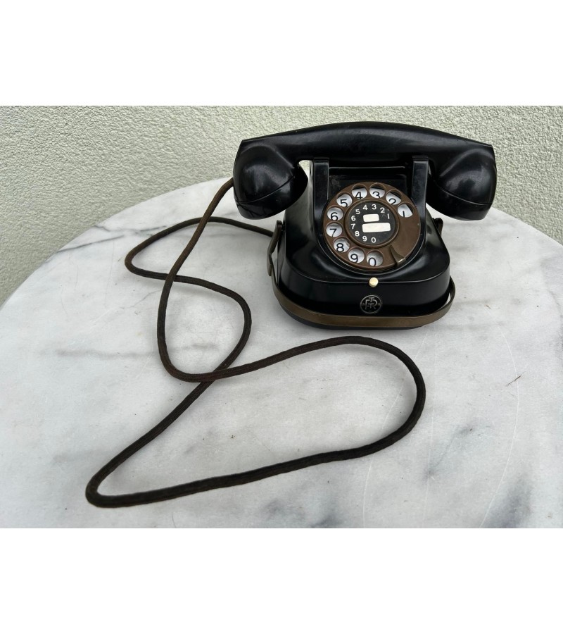 Telefonas vintažinis su pakeliama rankena nešiojimui. Belgija. Kaina 93